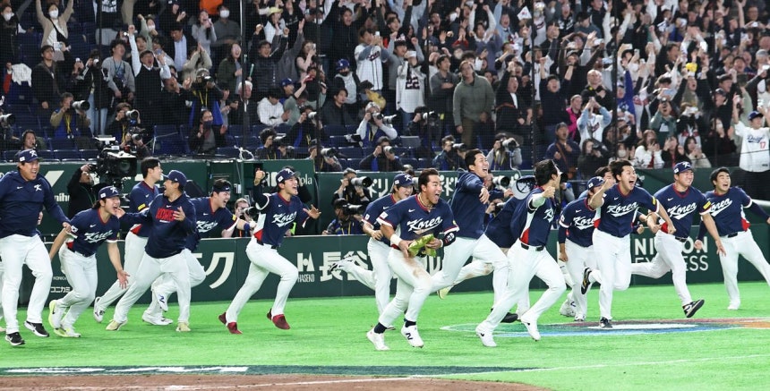 WBC8強進出が決まった後、喜びながらグラウンドに飛び出す韓国代表の選手たち。［聯合ニュース］