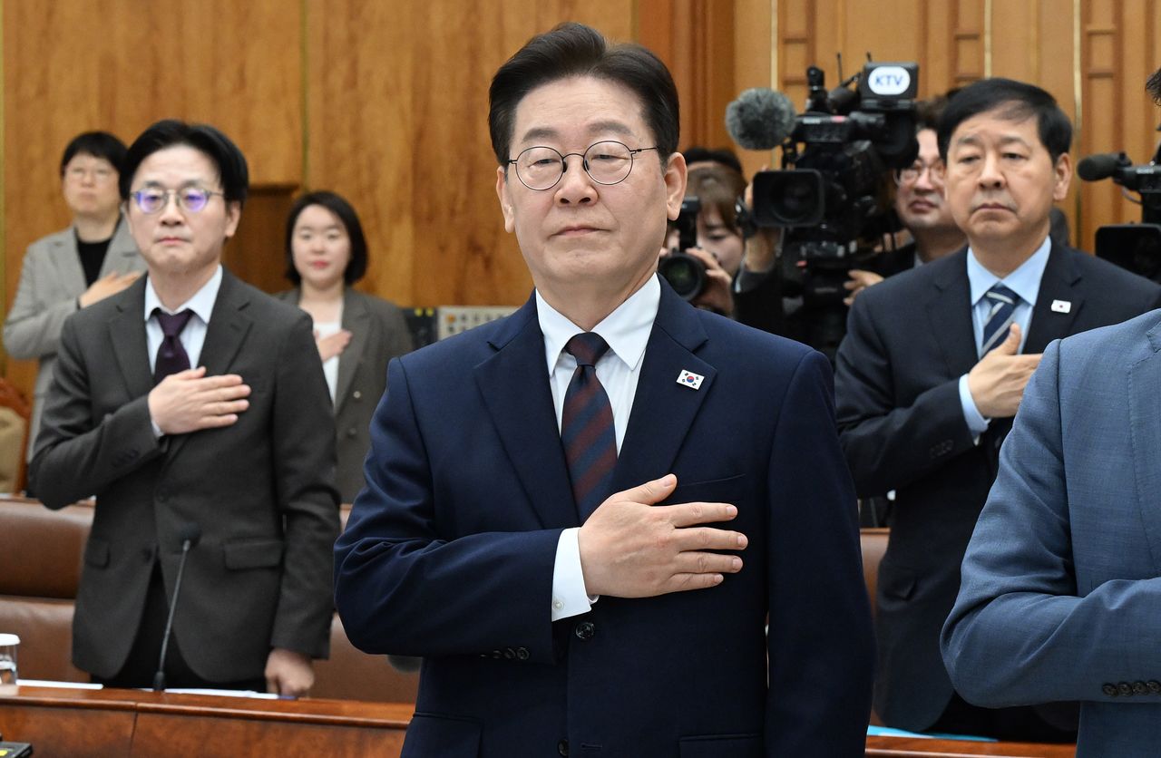 李在明大統領が9日に開かれた中東状況関連非常経済点検会議で国民儀礼をしている。チョン・ミンギュ記者