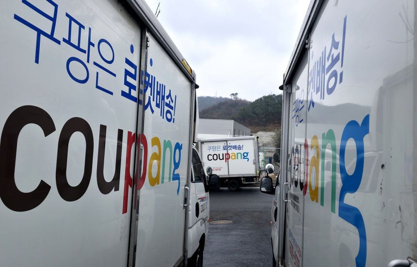 6日、忠清南道のクーパン物流センターにロケット配送車両が列を作っている。キム・ソンテ客員記者