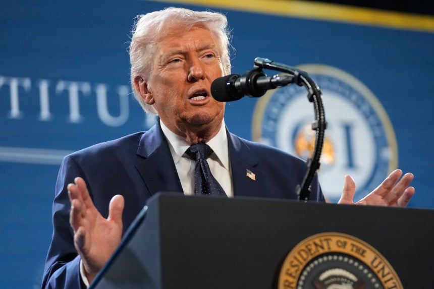 ドナルド・トランプ米国大統領が9日（現地時間）、フロリダ州のドラル・リゾートで開催された共和党の行事で演説している。聯合ニュース