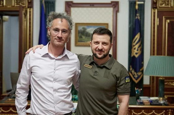 パランティアのアレックス・カープCEOとウクライナのゼレンスキー大統領。パランティアは戦争初期からウクライナ軍を支援している。［写真 パランティア］