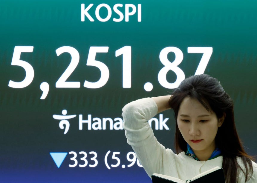 9日午後、ハナ銀行のディーリングルームのモニターにKOSPI終値が表示されている。［写真 ニュース1］