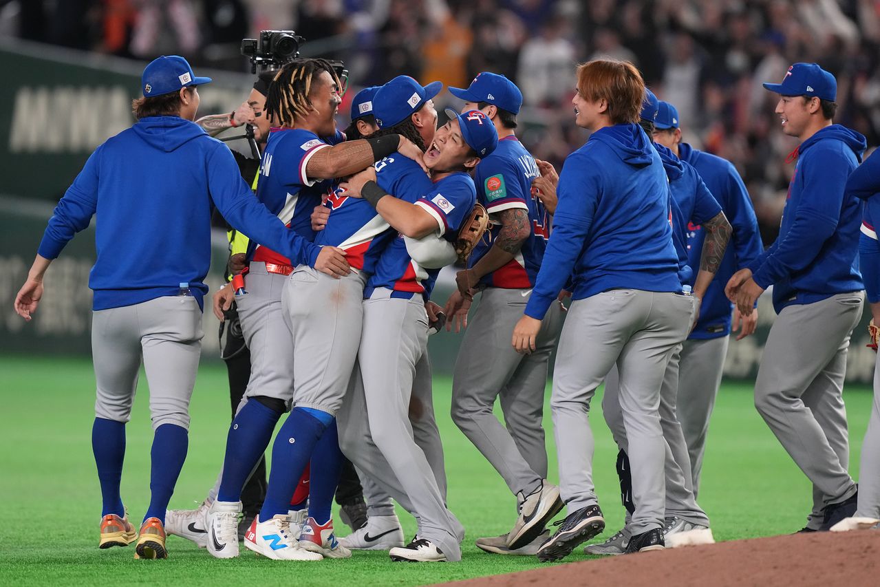 8日、東京ドームで行われたWBC1次ラウンドC組の韓国－台湾戦で勝利に喜ぶ台湾選手 ［写真 AP＝聯合ニュース］