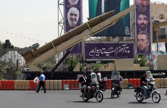 昨年9月27日、イラン・テヘランのバハレスタン広場に展示された地対地ミサイル「ヘイバル・シェカン」の前を市民が通過している。 ［EPA＝聯合ニュース］