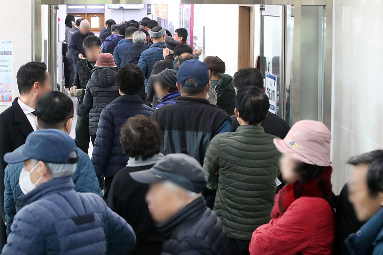 ソル（旧正月）連休を次の日に控えた2月13日午前、大邱達西区（テグ・タルソグ）の城西（ソンソ）老人総合福祉館で、おせち料理のひとつであるトックマンドゥグッ（餃子入り餅スープ）を味わおうと、高齢者たちが長く列を作り順番を待っている。※写真は記事の内容とは直接関係ありません。ニュース1