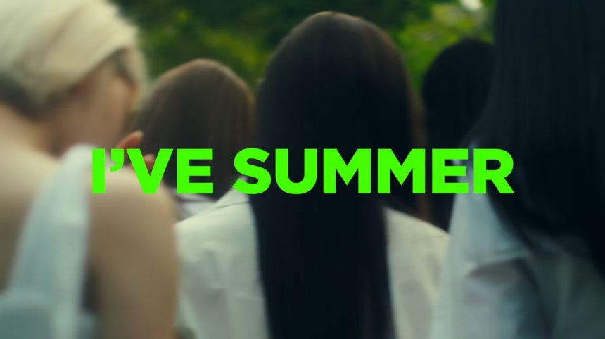 IVE（アイブ）の2022年のカムバックプロモーション映像のナレーションはチョン・セラン作家が手がけた。［写真　IVEユーチューブ］