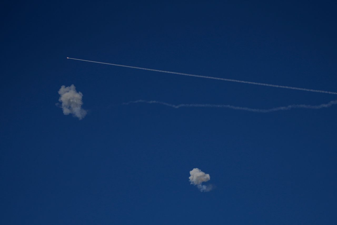 イランのミサイル攻撃を迎撃するためイスラエル中部上空に発射されたイスラエル防空網［AP＝聯合ニュース］