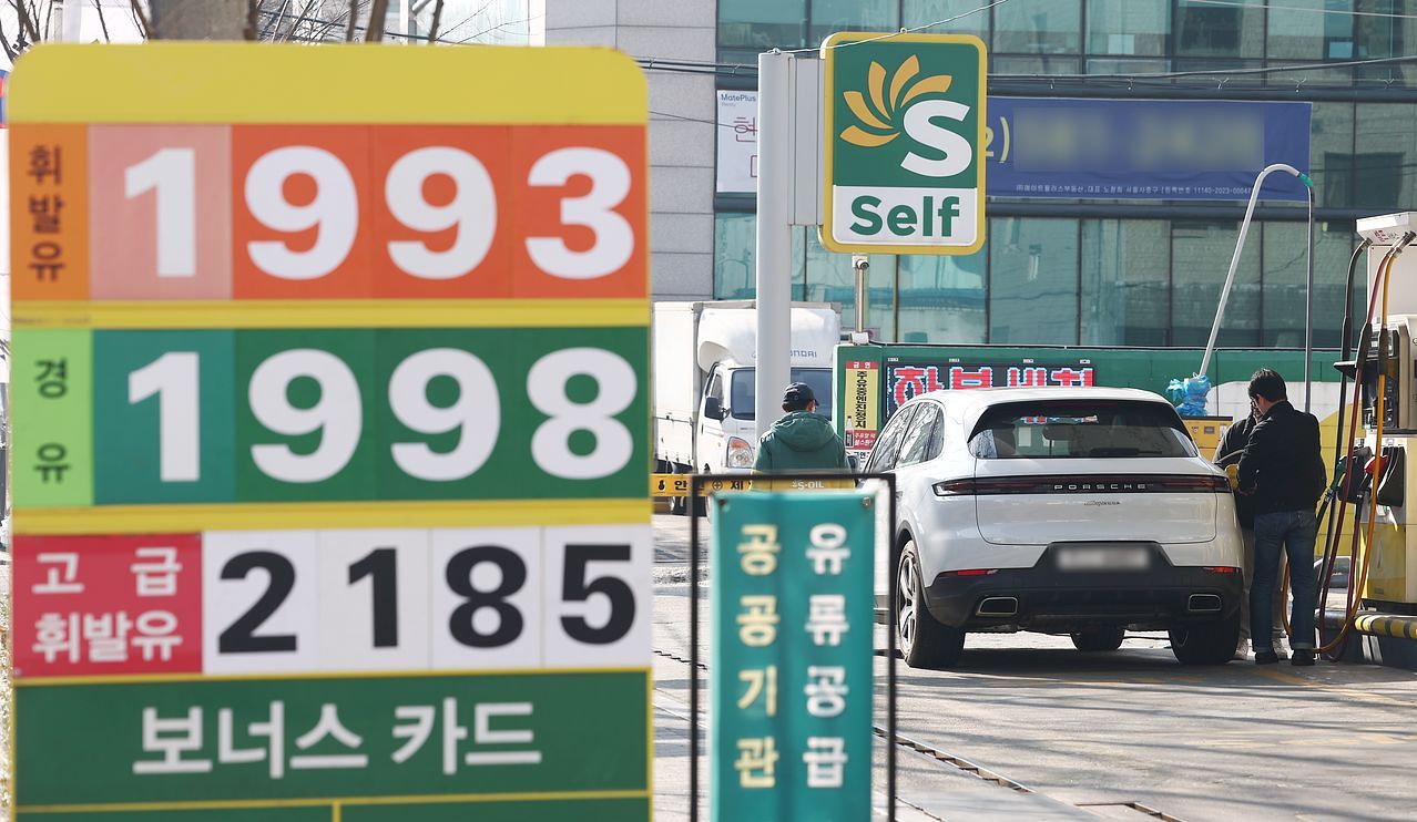 石油最高価格制の施行を控えた11日午前、ソウル市城北区（ソンブクク）のあるガソリンスタンドで市民が給油している。ニュース1