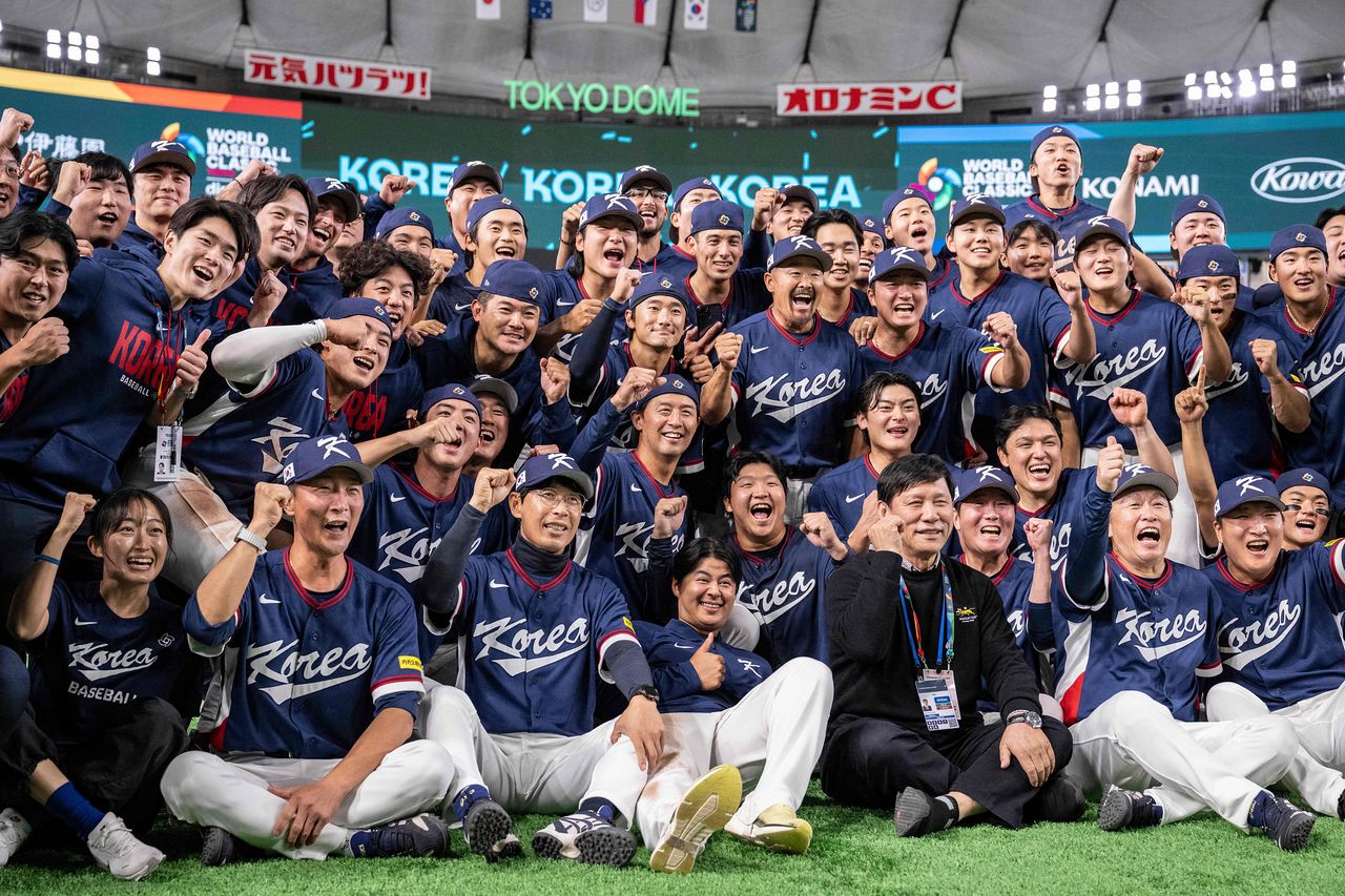   韓国選手団が9日、WBC8強進出を決めた後、記念写真を撮影している。［AFP＝聯合ニュース］