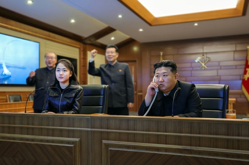 北朝鮮の労働党機関紙「労働新聞」は「10日、駆逐艦『崔賢（チェ・ヒョン）』で戦略巡航ミサイル試射が再び行われた」と11日に報じた。金正恩（キム・ジョンウン）国務委員長と娘のジュエ氏は映像方式で試験発射を見守った。ニュース1