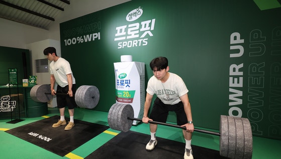 昨年、毎日（メイル）乳業のプロテイン飲料『セレックス プロフィット』の体験イベントが開かれている様子。［ニュース1］