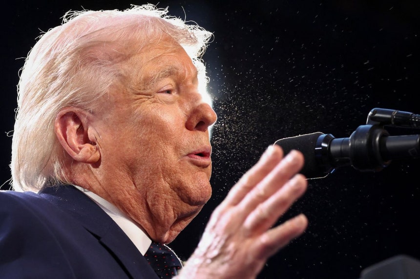 ドナルド・トランプ米大統領が9日（現地時間）、米国フロリダ州マイアミにあるトランプ・ナショナル・ドラル・マイアミで共和党員を前に演説している。ロイター＝聯合ニュース