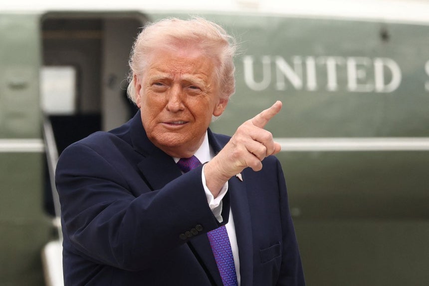 米国のドナルド・トランプ大統領が11日（現地時間）、メリーランド州アンドルーズ統合基地に到着し、取材陣に向けてポーズをとっている。ロイター＝聯合ニュース