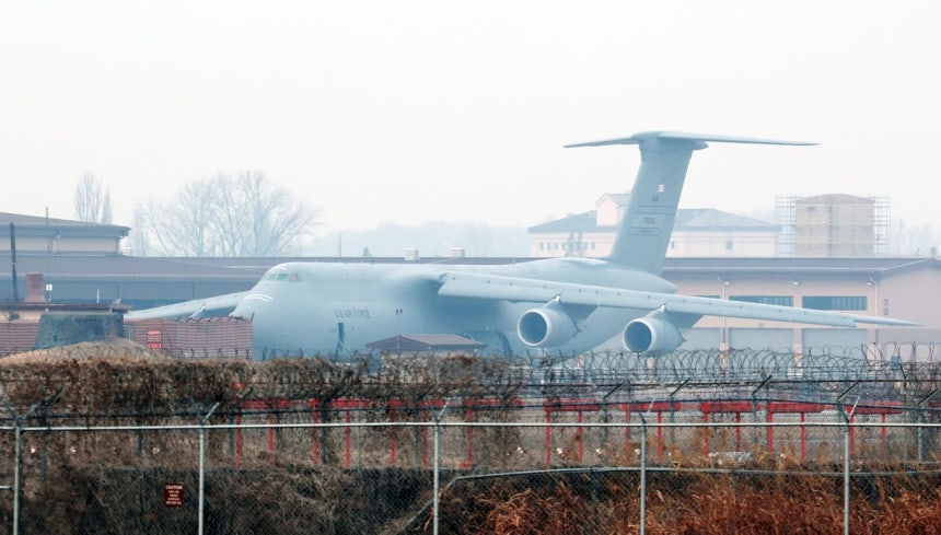 11日、京畿道平沢市（ピョンテクシ）韓米軍烏山空軍基地のC－5輸送機。最近、米国は在韓米軍の地対空防空武器パトリオット（PAC3）に続いてTHAAD装備の一部も中東に搬出される動きが捕捉された。 ［ニュース1］