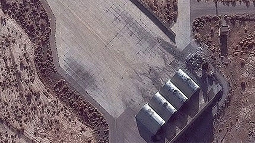   イスラエル軍の空襲を受けたイラン・ハタミ空軍基地の強化格納庫 ［AP＝聯合ニュース］