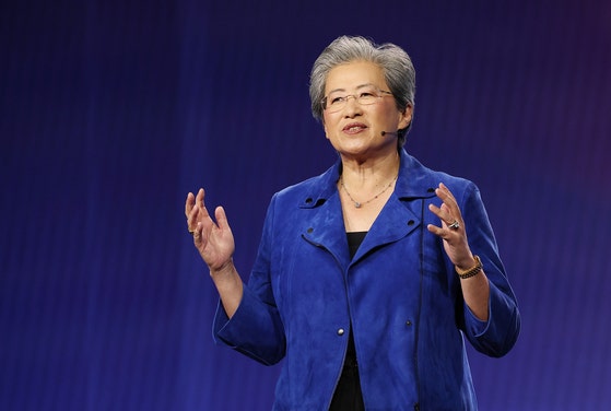AMDのリサ・スーCEOがCES開幕を翌日に控えた1月5日、米ラスベガスで演説している。聯合ニュース
