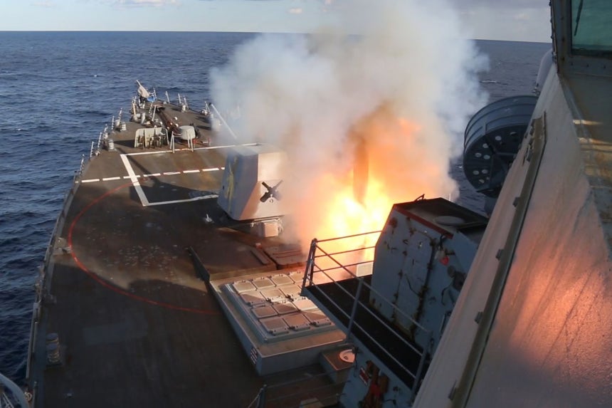 米国の「壮大な怒り」作戦で、トマホーク巡航ミサイルが中東海域で発射されている。［米中央軍X　キャプチャー］