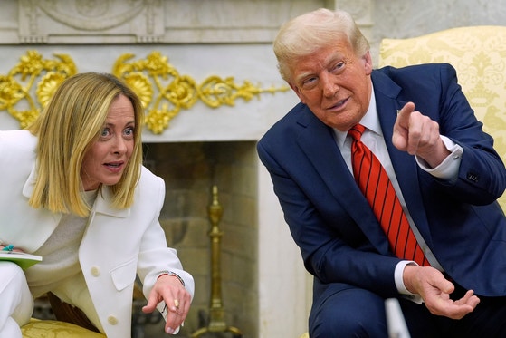 ドナルド・トランプ米大統領（右）が昨年4月17日、ホワイトハウスでイタリアのジョルジャ・メローニ首相と首脳会談を行っている。親トランプと分類されるメローニ首相は、今回のイラン空爆に反対する立場だ。［AP＝聯合ニュース］