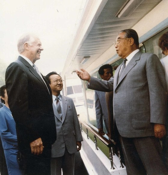 北朝鮮の金日成（キム・イルソン）主席が1994年6月に平壌（ピョンヤン）を訪問したジミー・カーター元米国大統領を大同江（テドガン）の遊覧船で迎えている。［中央フォト］