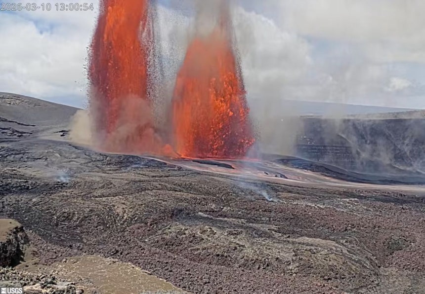10日（現地時間）、米国ハワイのキラウエア火山から溶岩が噴出する様子。AP＝連合ニュース