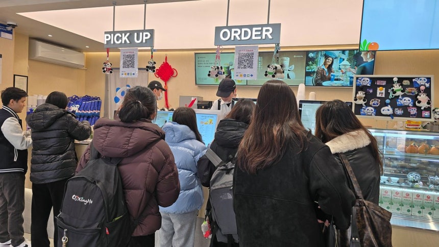 10日、ソウル麻浦区（マポグ）の「茶百道（ChaPanda）」弘大（ホンデ）店に客が集まっている。中国ミルクティーチェーンの茶百道は現在、韓国に約30のオフライン店舗を展開している。ノ・ユリム記者