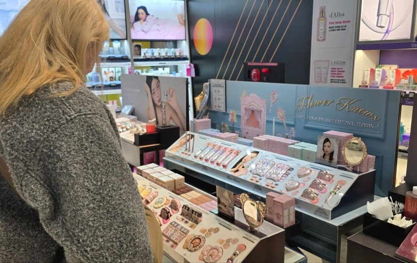 10日、ソウル麻浦区（マポグ）の「CHICOR（シコル）」AK＆弘大（ホンデ）店で、ある客が中国ビューティーブランド「フラワーノーズ」の製品を見ている。ノ・ユリム記者