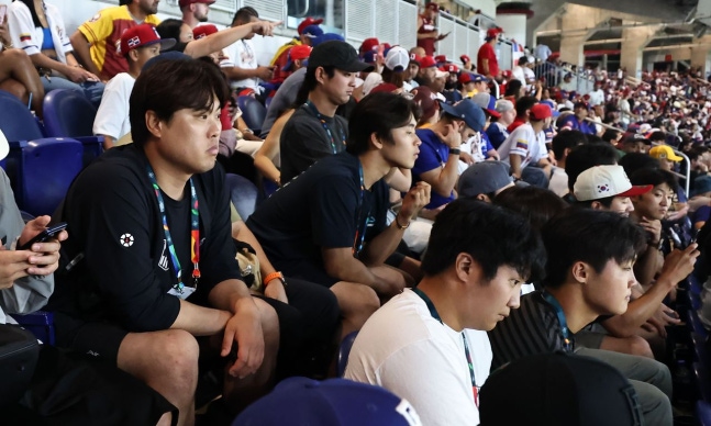 柳賢振（リュ・ヒョンジン、左）ら韓国代表選手が11日（現地時間）、米フロリダ州マイアミのローンデポパークで行われた2026WBC1次ラウンドD組のドミニカ－ベネズエラ戦を観戦している。 ［聯合ニュース］