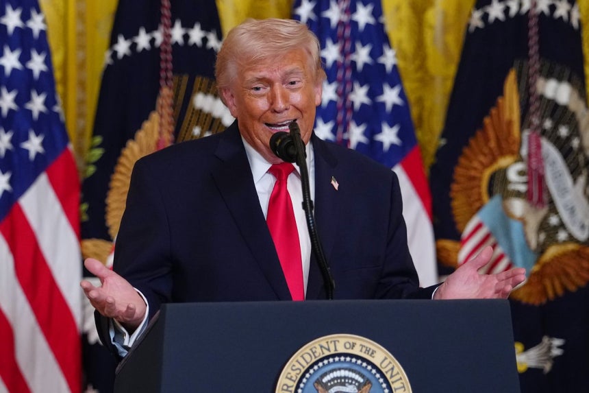 ドナルド・トランプ大統領が12日（現地時間）、ワシントン・ホワイトハウスのイーストルームで開かれた「女性史月間」の行事で演説している。AP＝聯合ニュース 