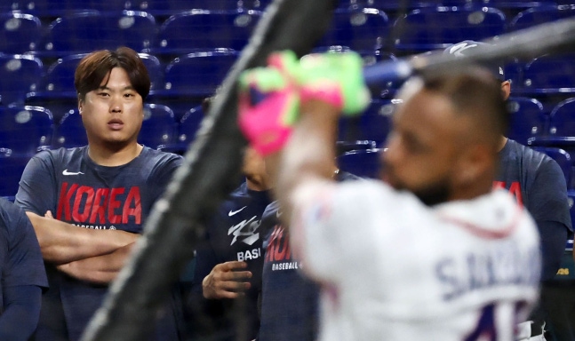 ドミニカ共和国とのWBC準々決勝を控えた韓国代表の柳賢振が12日（現地時間）、米フロリダ州マイアミのローンデポパークで打撃練習をするドミニカのサンタナを見ている。 ［聯合ニュース］