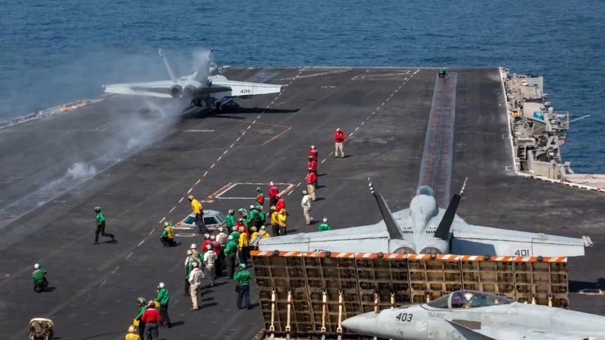 先月28日（現地時間）、米軍が空母からイランに対する「猛烈な怒り」作戦を遂行する様子。［写真 米国中央軍（CENTCOM）］