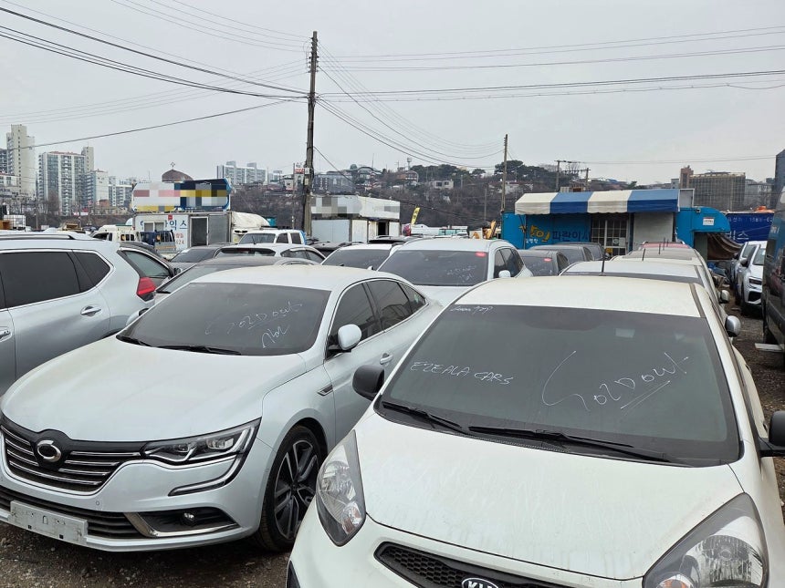 11日、仁川市延寿区（インチョンシ・ヨンスグ）の中古車輸出団地に輸出を待つ車両が並んでいる様子。販売が決まった車両には「Sold（販売済み）」と表示されている。オ・サムグォン記者