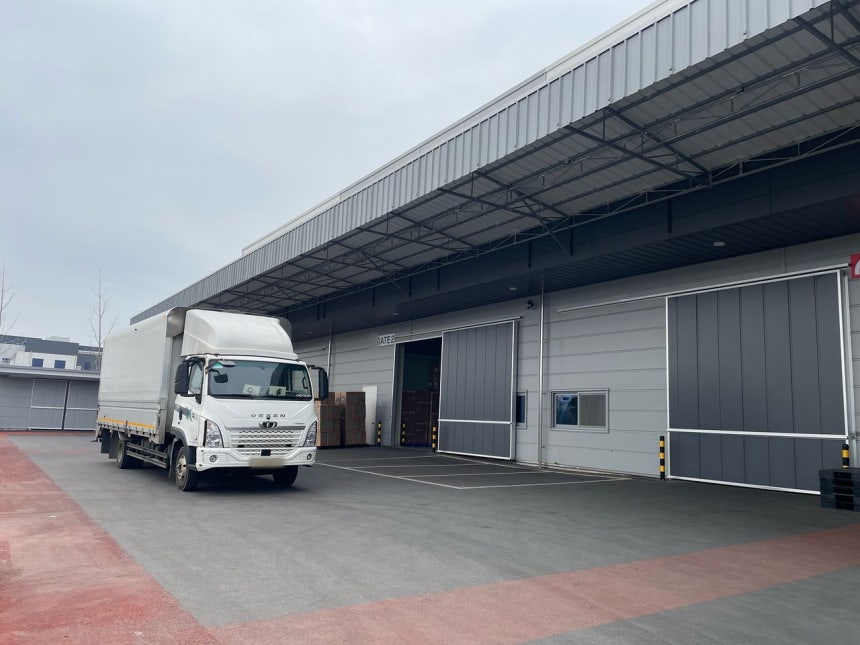 11日、京畿道金浦市（キョンギド・キンポシ）の鶴雲（ハグン）一般産業団地のある物流倉庫で、貨物トラックが待機している様子。キム・イェジョン記者