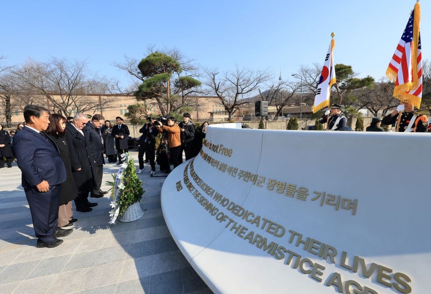 韓国の康潤振（カン・ユンジン）国家報勲部次官と米国のマイケル・デソンブレ国務次官補（東アジア・太平洋担当）らが13日、ソウル竜山（ヨンサン）の戦争記念館に設置された在韓米軍戦死者・行方不明者追悼碑に献花した後、黙祷を捧げている。 ニュース1 