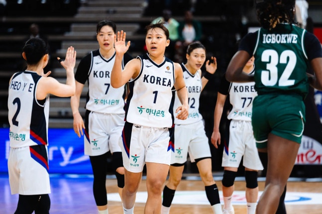 韓国女子バスケットボール代表のパク・ジヒョン（中央）が12日（日本時間）、フランス・ビルールバンヌのアストロバルで行われた2026年FIBA女子バスケットボール・ワールドカップ最終予選A組第2戦ナイジェリア戦で、チームメートとハイタッチを交わしている。［写真　FIBA］