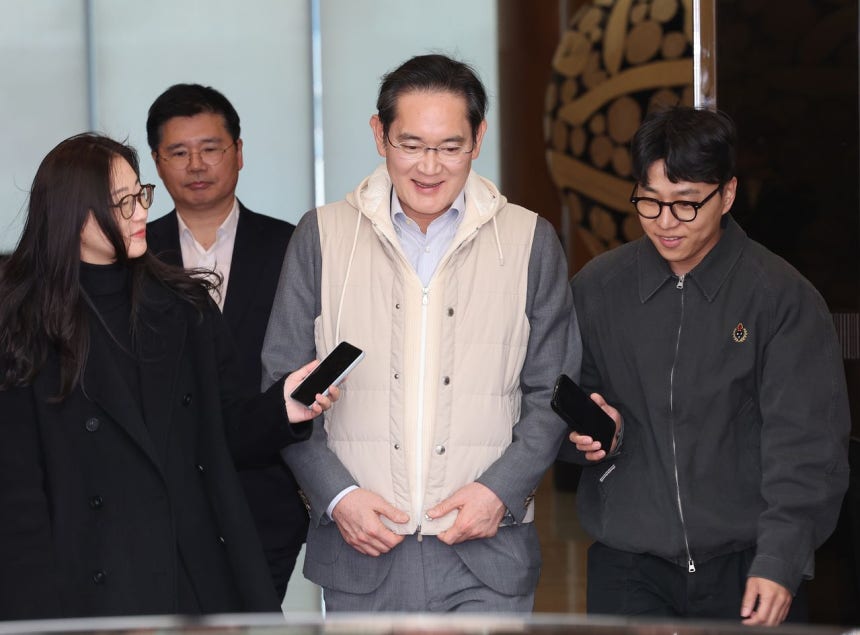 欧州出張の日程を終えて帰国したサムスン電子の李在鎔（イ・ジェヨン）会長が13日、ソウル江西区（カンソグ）のソウル金浦（キンポ）ビジネス航空センター（SGBAC）に姿を見せた。聯合ニュース 