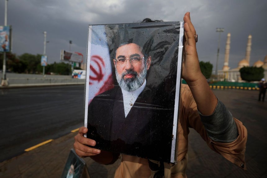 13日（現地時間）、イエメンの首都サナアの路上でイランの最高指導者モジタバ師の肖像画を持つ市民 ［EPA＝聯合ニュース］