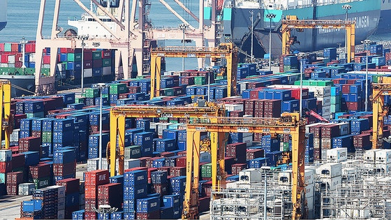 京畿道の平沢港にコンテナが積み上げられている。［写真 聯合ニュース］