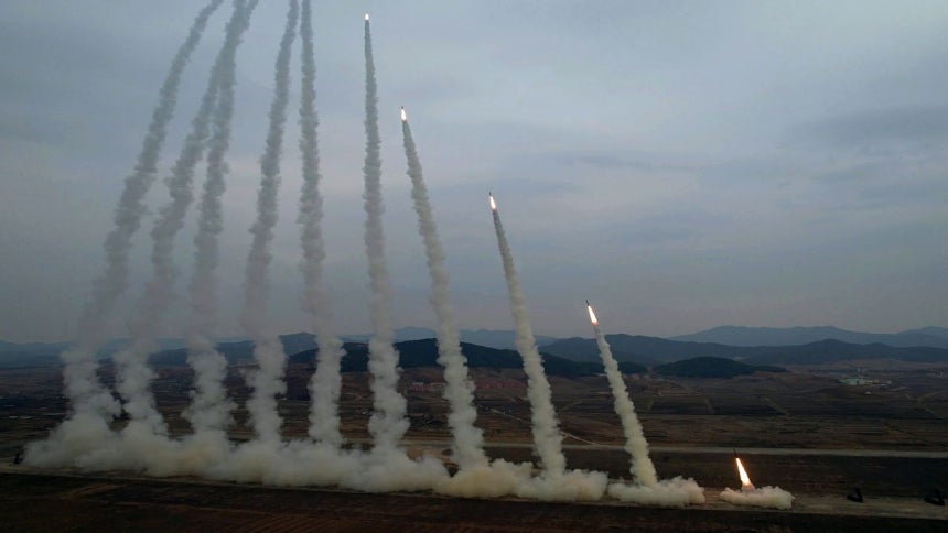 北朝鮮の労働新聞は「14日、朝鮮人民軍西部地区長距離砲兵区分隊の火力打撃訓練が行われた」とし、「訓練には600ミリメートル超精密多連装放射砲12門と砲兵中隊2個が動員された」と15日に報じた。［労働新聞＝ニュース1］