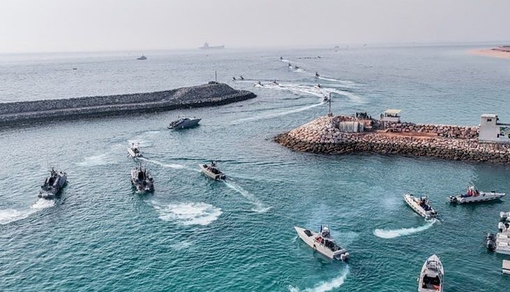  ホルムズ海峡にあるアブムサ島で訓練するイランのイスラム革命防衛隊。EPA＝聯合ニュース