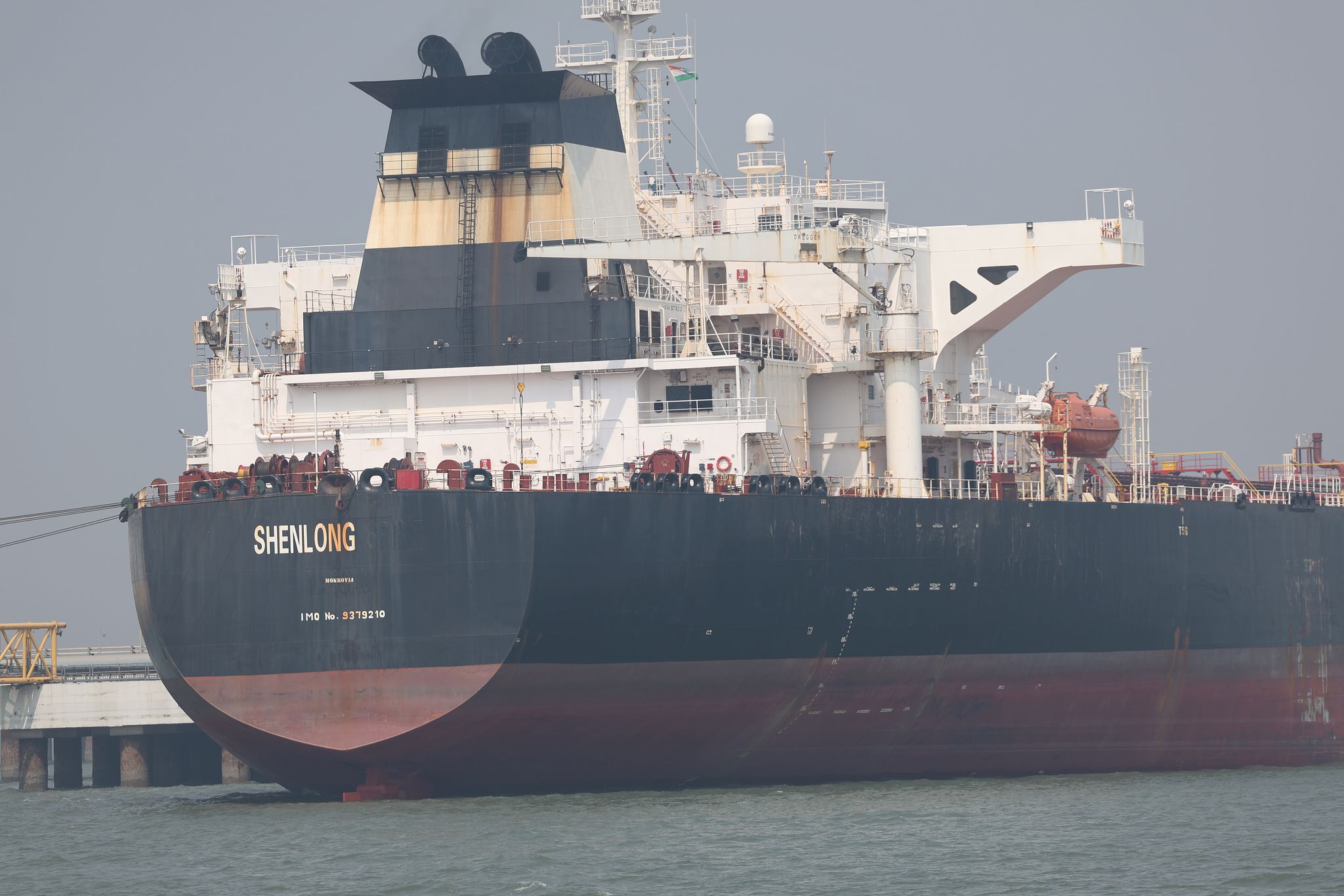 サウジアラビア産の原油を積み、ホルムズ海峡を経てインドに向かったリベリア船籍のタンカー「シェンロン（Shenlong）」が12日（現地時間）、インドのムンバイ港に到着している。EPA＝聯合ニュース