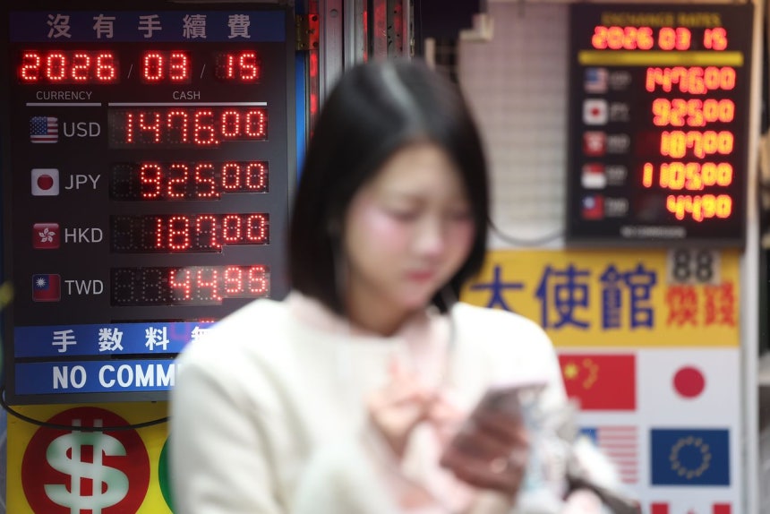  中東情勢悪化にともなうウォン安が目立つ。15日、ソウル・明洞の両替所の様子。［写真 聯合ニュース］