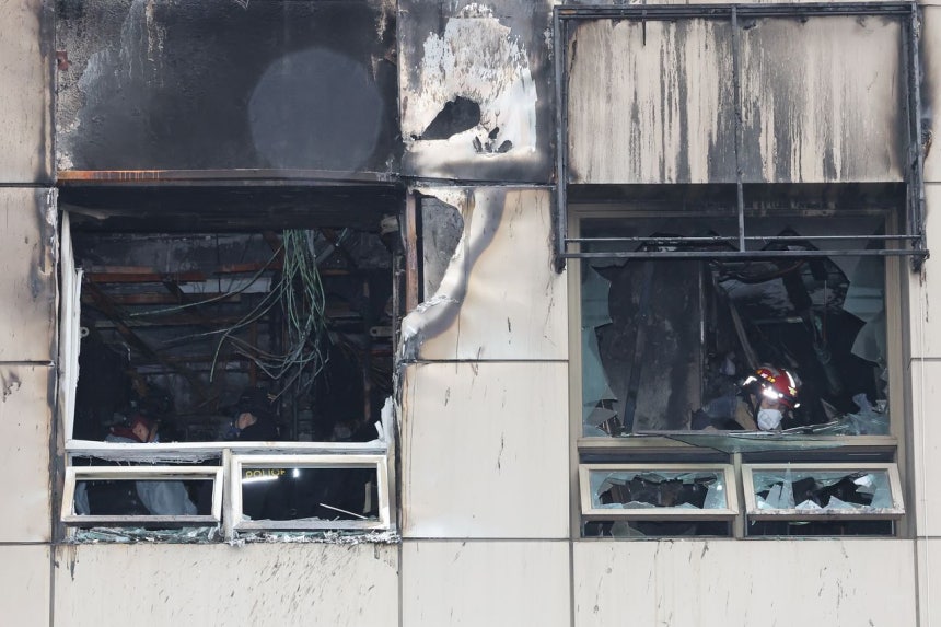 15日、ソウル中区小公洞（チュング・ソゴンドン）のカプセルホテルで、前日に発生した火災事故に関連し、警察と消防による合同鑑識が行われている。［聯合ニュース］