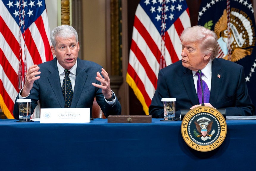 4日（現地時間）､米国ワシントンD.C.のホワイトハウス近隣にあるアイゼンハワー行政庁舎で開かれた人工知能（AI）インフラ関連行事で､クリス･ライト･エネルギー長官（左）の発言をドナルド･トランプ大統領が見守っている｡EPA＝聯合ニュース