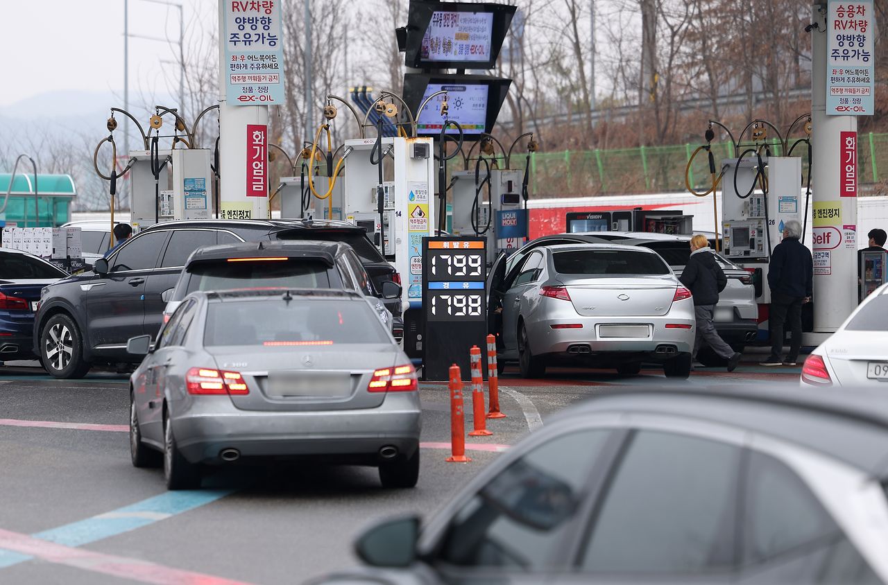 石油最高価格制施行後最初の週末を迎えた15日、ソウル・瑞草区のガソリンスタンドで市民が給油している。［写真 ニュース1］
