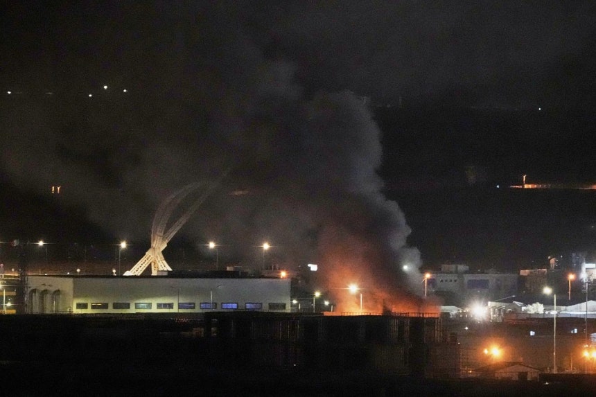 11日（現地時間）、イラクのアルビル空港で爆発が発生した後、煙が立ち上っている。AP＝聯合ニュース