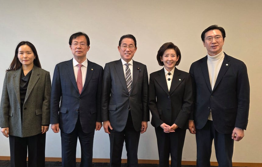 岸田文雄元首相と会った韓日議員連盟代表団。左から李妵鍈議員、李晩熙議員、岸田元首相、羅卿瑗議員、姜旻局議員。［写真 羅卿瑗議員室］