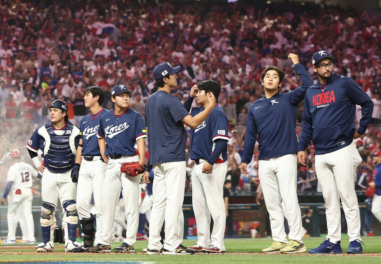  コールド負けを喫して重い雰囲気の中であいさつする韓国代表選手たち ［聯合ニュース］