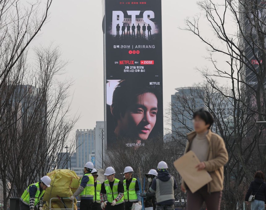 11日、ソウル光化門（クァンファムン）広場付近のコリアナホテル電光掲示板に、21日に開催されるBTS（防弾少年団）公演の広報映像が流れている。聯合ニュース