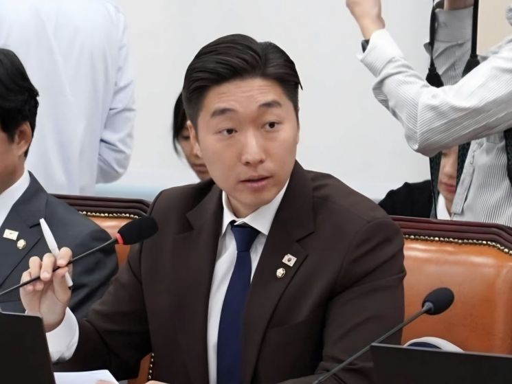   高市首相の竹島発言は破廉恥だと主張した金容万議員。［写真 SNS］