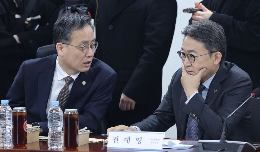 李炯日（イ・ヒョンイル）企画財政部第1次官と權大暎（クォン・デヨン）金融委員会副委員長が16日、ソウル汝矣島（ヨイド）の国会議員会館で開かれた共に民主党の中東情勢経済対応TF第2回会議で会話している。［ニュース1］